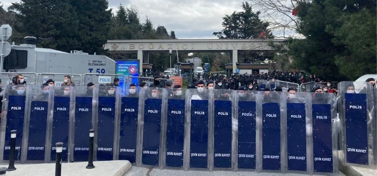Teyit: 1 Şubat Boğaziçi protestolarının sebebinin LGBTİ+ kulübünün kapatılması olduğu iddiası yanlış Kaos GL - LGBTİ+ Haber Portalı