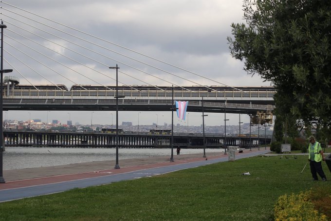 Trans bayrağı Haliç Köprü’sünde | Kaos GL - LGBTİ+ Haber Portalı