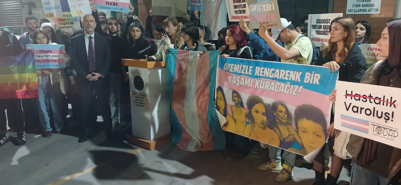Trans hakları savunucuları İzmir Barosu önünden seslendi: Nefrete inat yaşasın hayat! Kaos GL - LGBTİ+ Haber Portalı