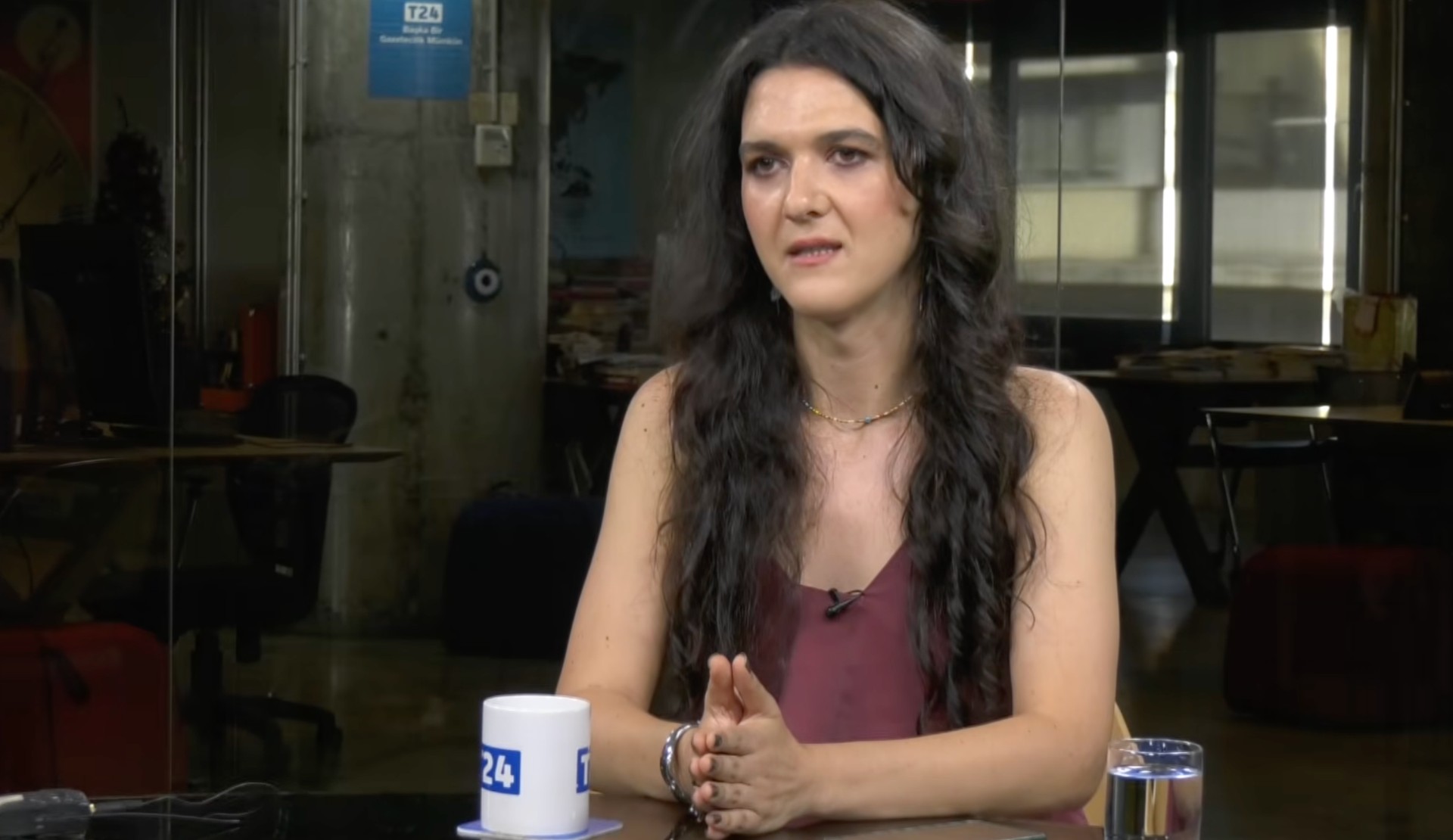 Trans öğretmen Zoe Lila, T24’e konuştu: “Trans kadın olduğum için çalışma hakkım gasp edildi” | Kaos GL - LGBTİ+ Haber Portalı Haber