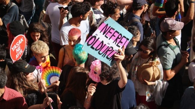 Trans Onur Haftası Komitesi: “Aileyi dayatan politikalar, her yönden hayatımıza savaş açmış durumda” Kaos GL - LGBTİ+ Haber Portalı