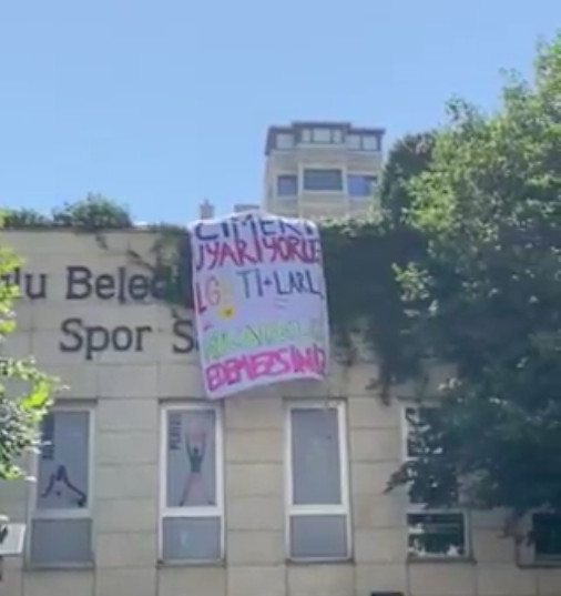 Trans Pride, Cihangir’de pankart astı: “CİMER’i Uyarıyoruz: LGBTİ+’larla Mücadele Edemezsiniz!” Kaos GL - LGBTİ+ Haber Portalı
