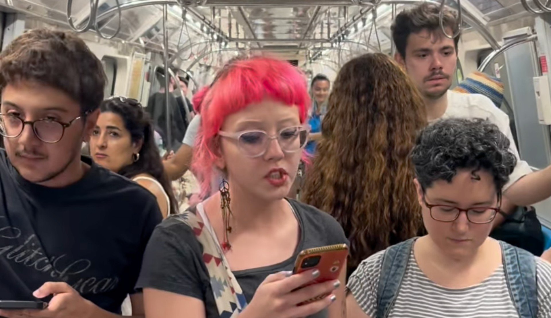 Trans Pride, trans öğretmen Zoe Lila için İstanbul metrosundan seslendi: “Zoe’yi tekrar sınıflarda görmek istiyoruz” | Kaos GL - LGBTİ+ Haber Portalı Haber