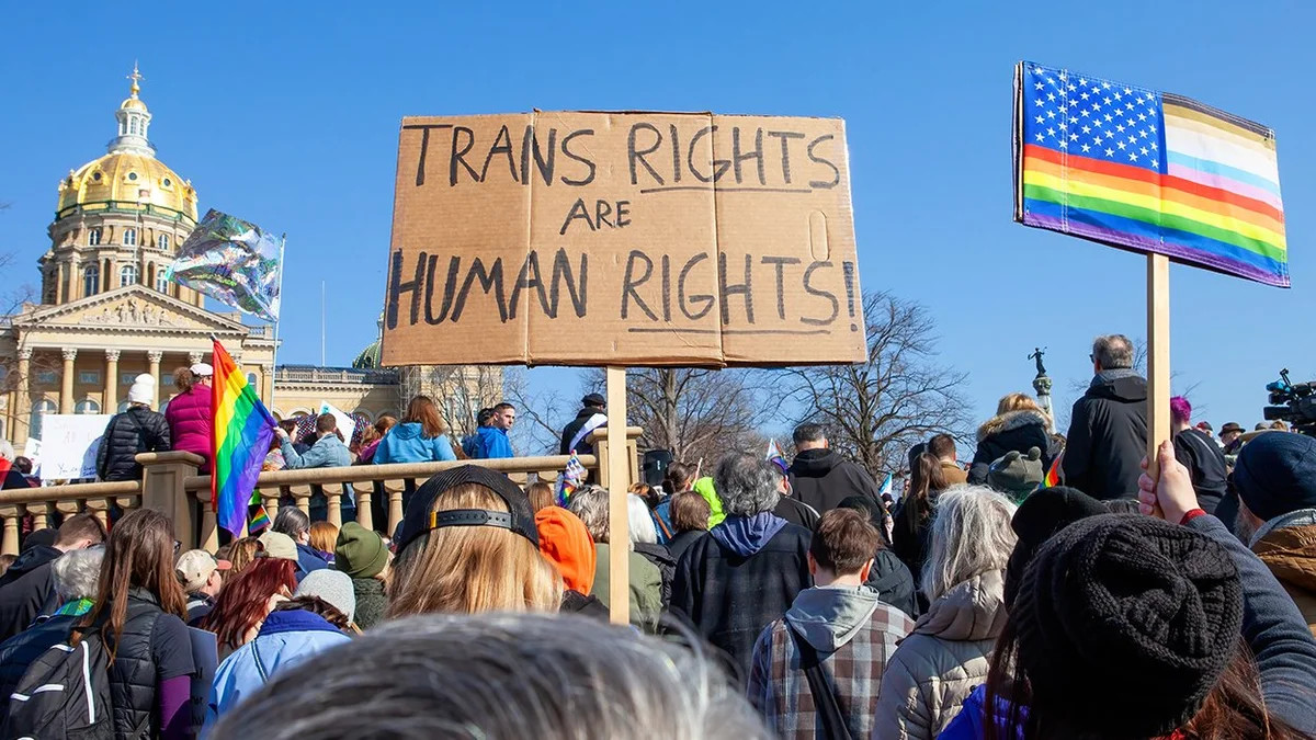 Trump’ın göreve başladığı gün, ABD’de genç LGBTİ+’ların ruh sağlığı destek başvuruları yüzde 33 oranında arttı Kaos GL - LGBTİ+ Haber Portalı