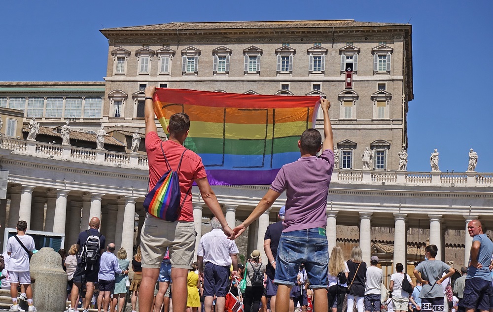 Vatikan’da Polonya için gökkuşağı bayraklı eylem Kaos GL - LGBTİ+ Haber Portalı