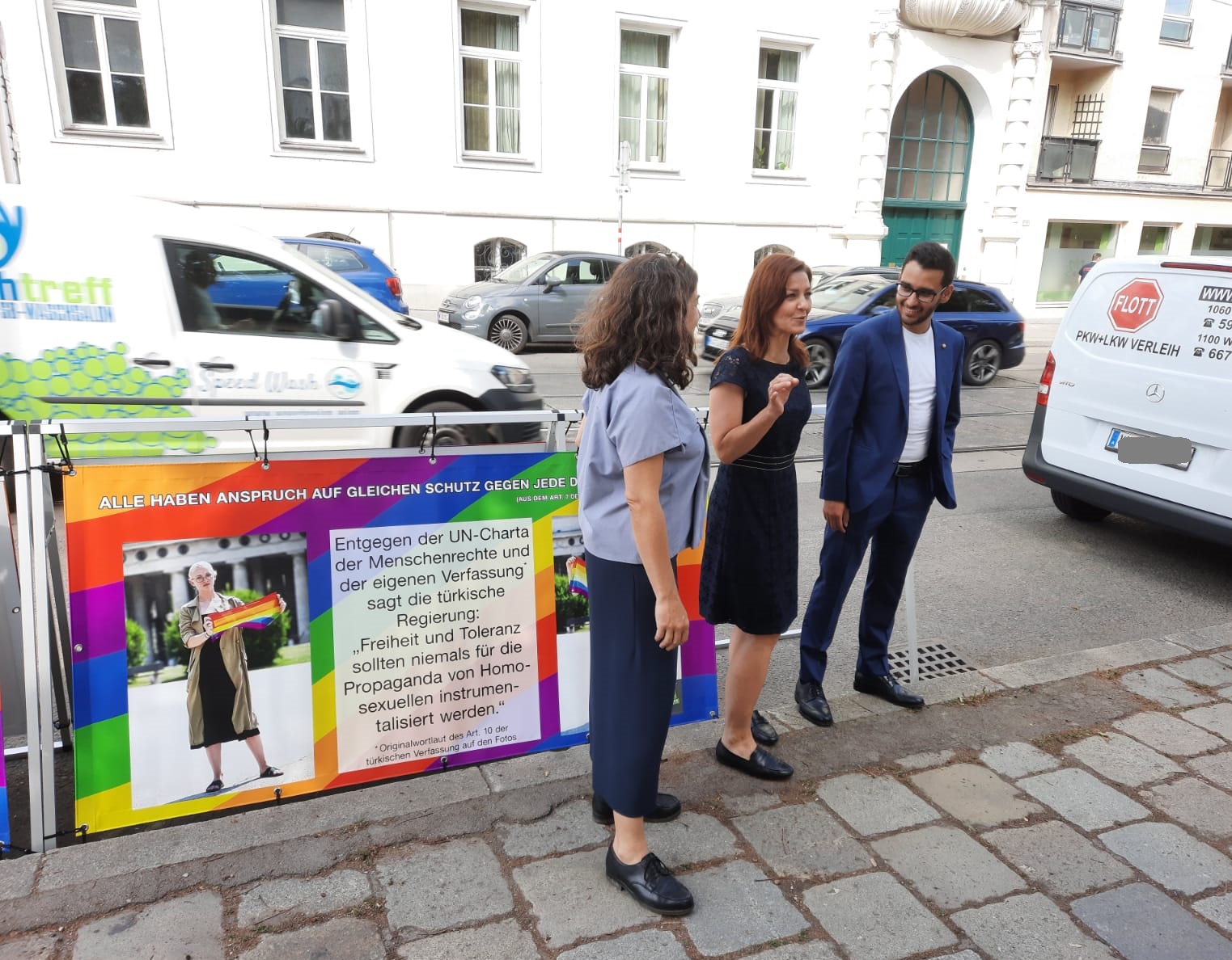 Viyana Türkiye Başkonsolosluğu önünde LGBTİ+’larla dayanışma eylemi Kaos GL - LGBTİ+ Haber Portalı