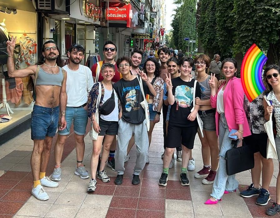 Yasaklanan Aydın Onur Haftası’ndan: Ee, biz de yürüdük! Rak rak, şakır şakır yürüdük! | Kaos GL - LGBTİ+ Haber Portalı