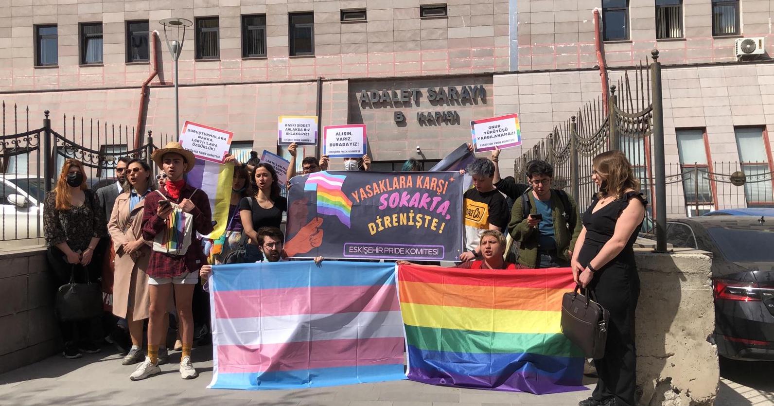 “Yasaklara karşı sokaktayız, çarktayız, yürüyüşteyiz, direnişteyiz!” Kaos GL - LGBTİ+ Haber Portalı