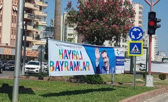 Yeni Akit’in yeni hedefi: Çukurova Belediyesi’nin bayram afişi Kaos GL - LGBTİ+ Haber Portalı