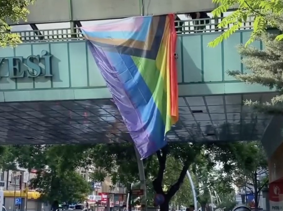 Yeni Demokrat Kadın Ankara’da gökkuşağı bayrağı dalgalandırdı! Kaos GL - LGBTİ+ Haber Portalı