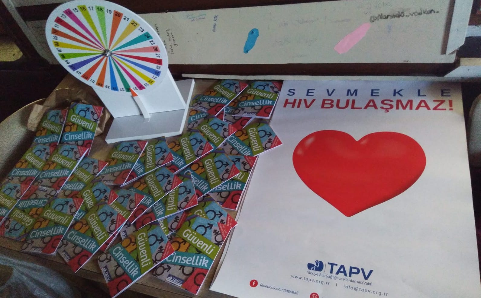 Zabıta, Kuşadası’nda 1 Aralık için broşür dağıtanlara ceza kesti Kaos GL - LGBTİ+ Haber Portalı