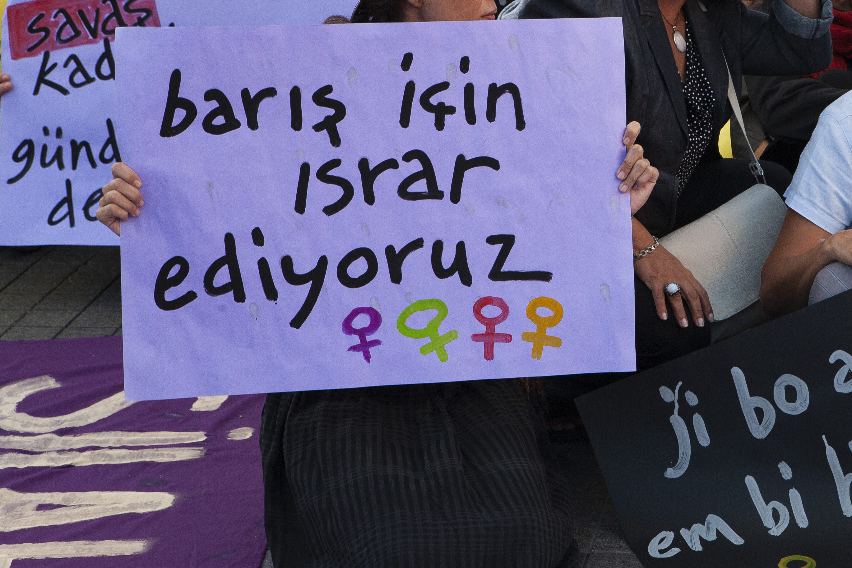Feminist barış ve şiddetsizlik üzerine | Kaos GL - LGBTİ+ Haber Portalı Gökkuşağı Forumu Köşe Yazısı