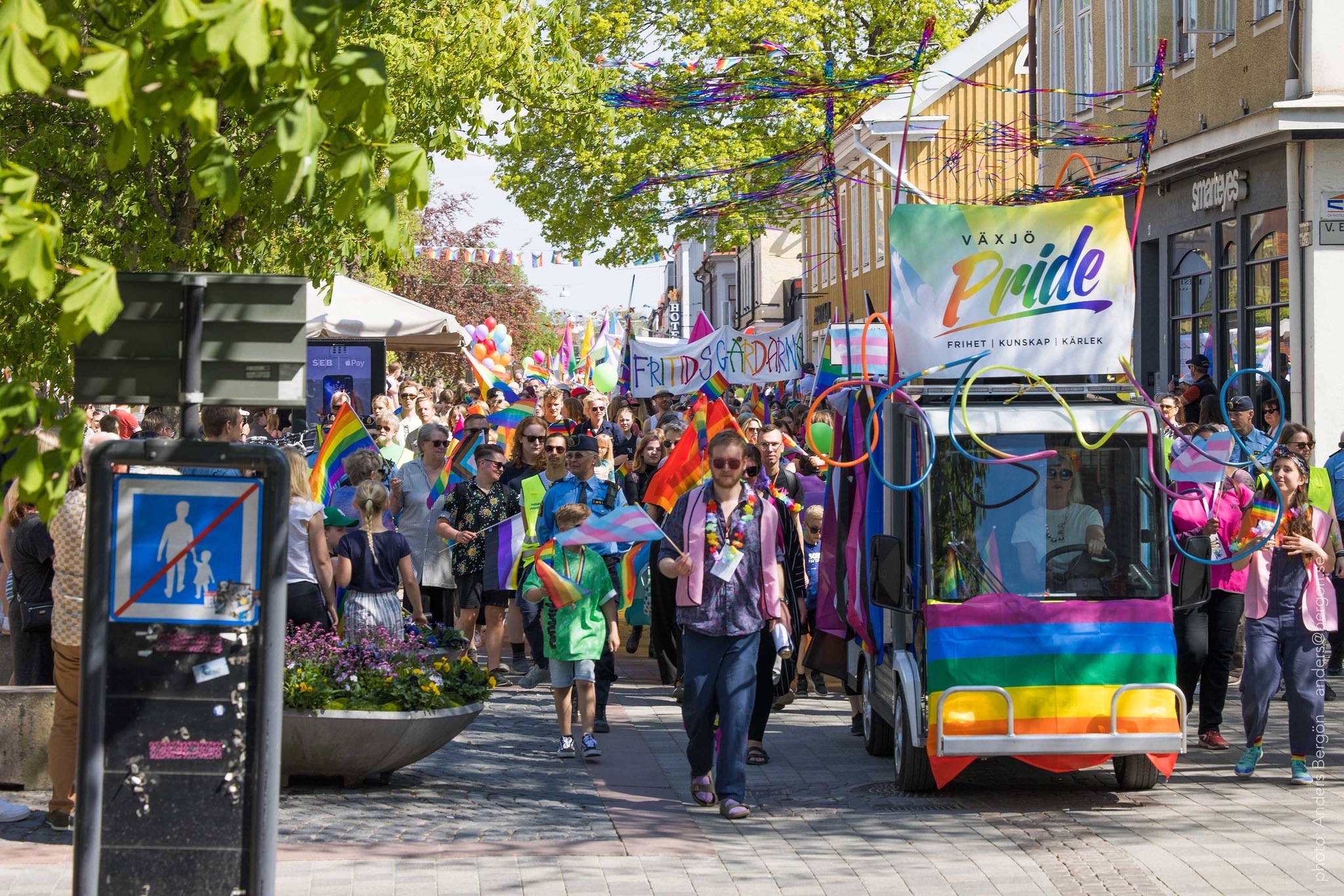 İsveç’te Pride deneyimi: Geleceğe dair endişeli bir kutlama | Kaos GL - LGBTİ+ Haber Portalı Gökkuşağı Forumu Köşe Yazısı