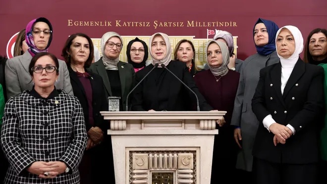 Özlem Zengin, Derya Yanık ve sarı öküz meseli Kaos GL - LGBTİ+ Haber Portalı