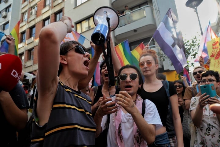 Ateş Alpar objektifinden 7. İzmir Onur Yürüyüşü Kaos GL - LGBTİ+ Haber Portalı