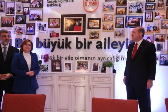 Hükümetin &lsquo;Mutlu Aile&rsquo; Tablosunda LGBT&rsquo;lere Yer Yok Kaos GL - LGBTİ+ Haber Portalı