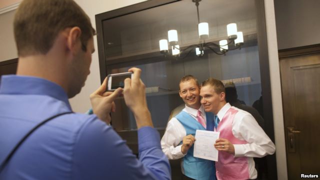 ABD ve İngiltere&rsquo;de Eşcinsel Evlilik Tartışmaları Sürüyor Kaos GL - LGBTİ+ Haber Portalı