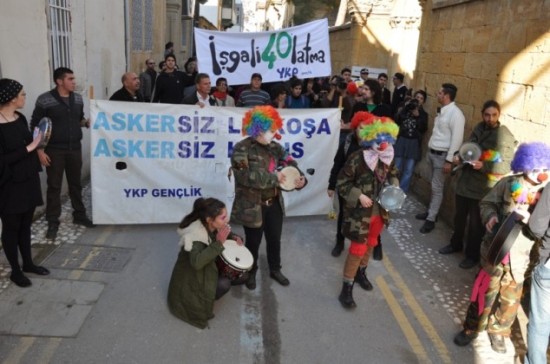 Askersiz Lefkoşa İçin Kuzey&rsquo;den ve Güney&rsquo;den Ateşkes Hattına Yürüdüler Kaos GL - LGBTİ+ Haber Portalı