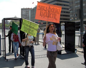 Nur Serter "Seks İşçiliği Konferansı"na Davet Edildi Kaos GL - LGBTİ+ Haber Portalı