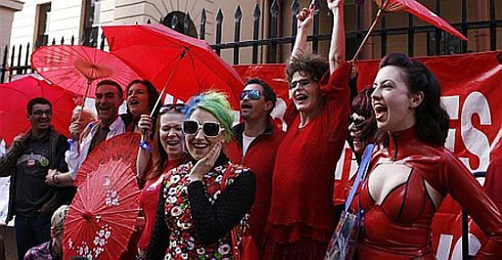 Seks İşçilerinden Bankacılarla Rest Kaos GL - LGBTİ+ Haber Portalı