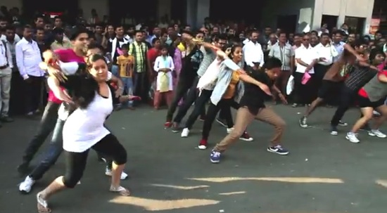 Hindistan&rsquo;da Gençler LGBT Hakları İçin Flash Mob Yaptılar Kaos GL - LGBTİ+ Haber Portalı