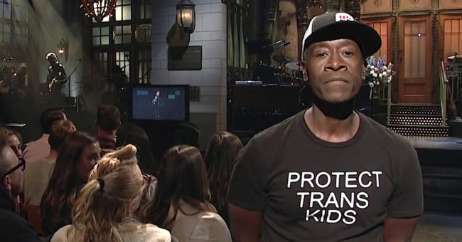 Avengers yıldızı Cheadle “Trans çocukları koruyun” tişörtü giydi Kaos GL - LGBTİ+ Haber Portalı