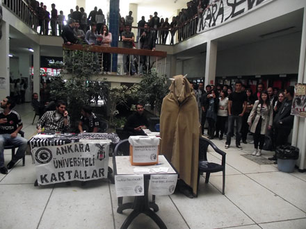 SBF Öğrencileri Yeni Dekanları Olarak Sarı Kız&rsquo;ı Seçti! Kaos GL - LGBTİ+ Haber Portalı