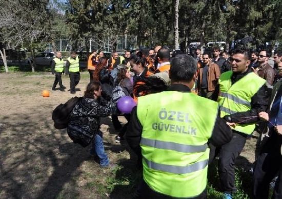 Ege Üniversitesi güvenliğinden &lsquo;ideolojik renkli&rsquo; balonlara saldırı Kaos GL - LGBTİ+ Haber Portalı