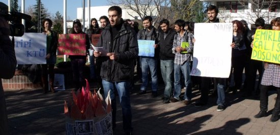 KTÜ&rsquo;de Öğrenciler Kulüplerinin Kapatılmasını Protesto Ettiler Kaos GL - LGBTİ+ Haber Portalı