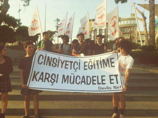 Liseli Erkek Öğrencilerden Etekli Eylem Kaos GL - LGBTİ+ Haber Portalı