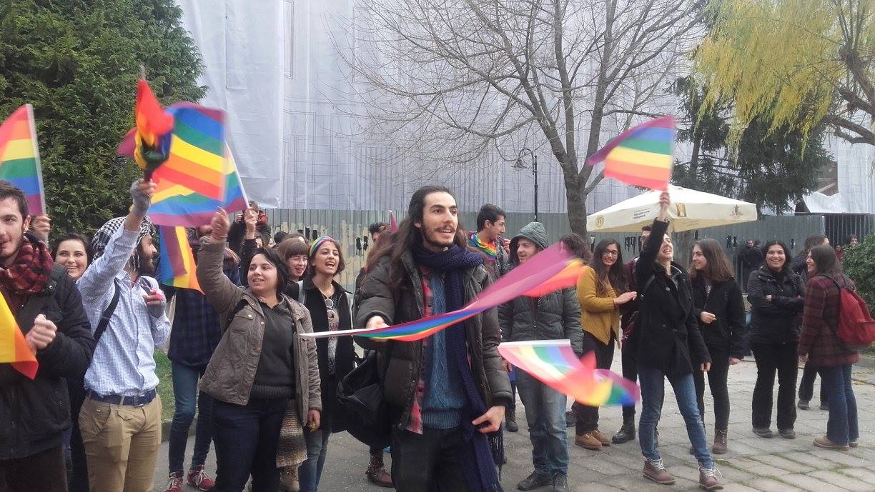 İÜ&rsquo;deki nefret saldırıları protesto edildi Kaos GL - LGBTİ+ Haber Portalı