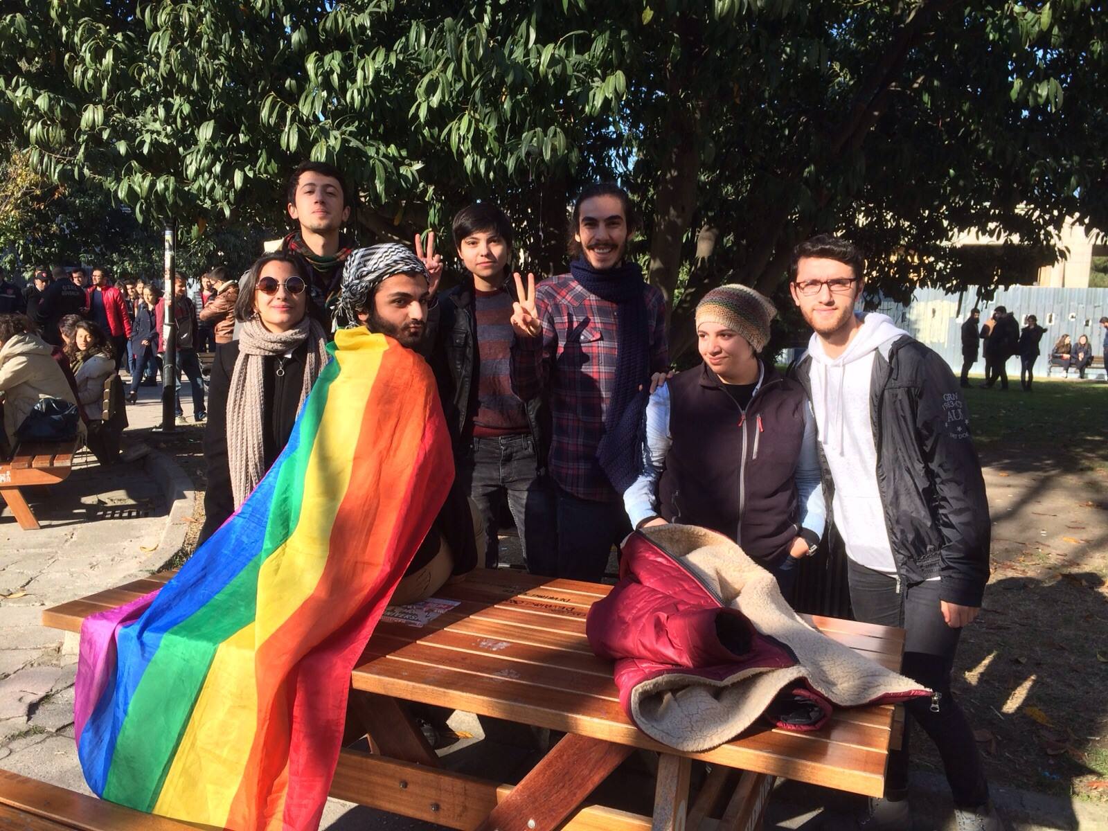 Gökkuşağı bayrağına tahammülsüz polis öğrencilere saldırdı Kaos GL - LGBTİ+ Haber Portalı