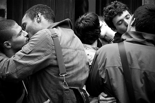 Tanımadığı biriyle öpüşecek 20 kişi aranıyor | Kaos GL - LGBTİ+ Haber Portalı Haber