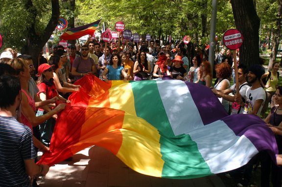 Pencereyi kapama, Kaos Kültür Merkezi Mayıs etkinlikleri girebilir içeri! Kaos GL - LGBTİ+ Haber Portalı