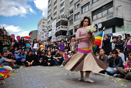 Homofobiye ve Transfobiye Karşı Sanatın Sesi Yükseldi Kaos GL - LGBTİ+ Haber Portalı