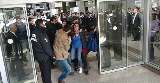 Çağlayan Adliyesi&rsquo;nde avukatlara polis ve güvenlik barikatı! Kaos GL - LGBTİ+ Haber Portalı