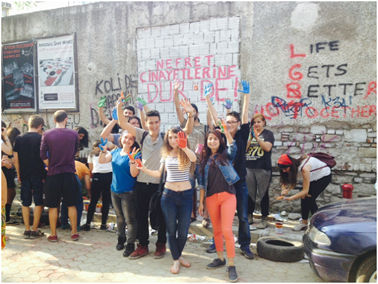 Bornova Sokak duvarları nefret cinayetlerine karşı boyandı Kaos GL - LGBTİ+ Haber Portalı