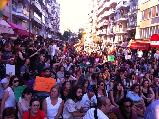 İzmir&rsquo;de İlk Onur Yürüyüşünde Sokaklar Doldu Taştı Kaos GL - LGBTİ+ Haber Portalı