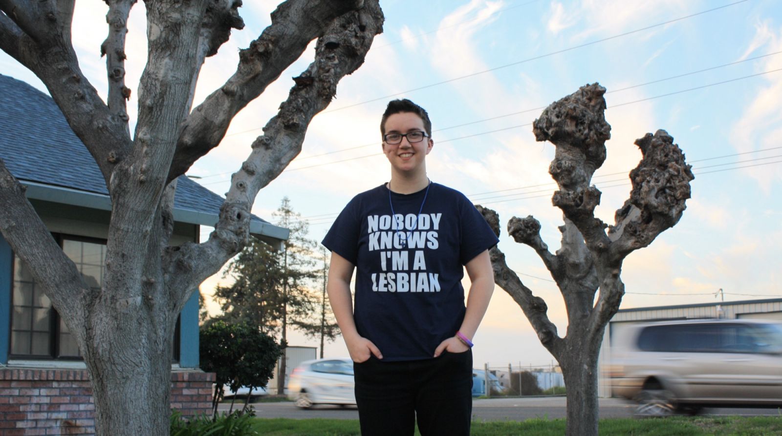Lezbiyen mesajlı tişört kıyafet yönetmeliğine artık uygun | Kaos GL - LGBTİ+ Haber Portalı Haber