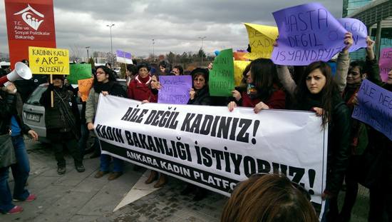 Kadınlar &lsquo;Aile Değil Kadın Bakanlığı&rsquo; istedi Kaos GL - LGBTİ+ Haber Portalı