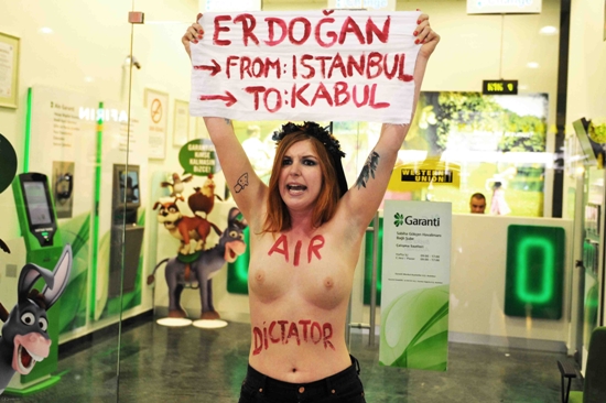 FEMEN&rsquo;den Erdoğan&rsquo;a &lsquo;Diktatör Havayolları&rsquo; Bileti Kaos GL - LGBTİ+ Haber Portalı