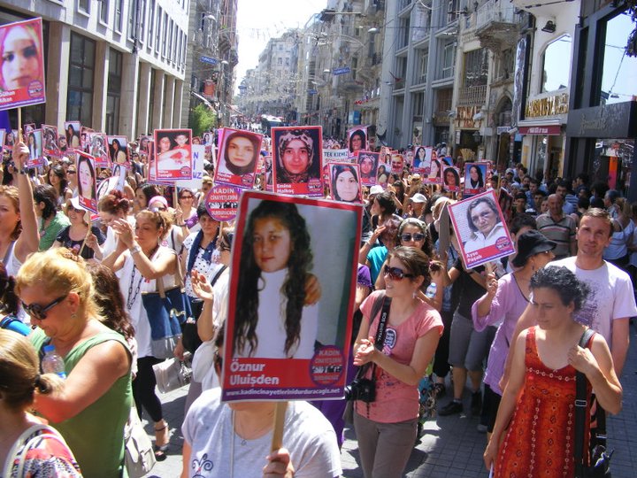Kadınlar Taksim&rsquo;de Cinayetlere Karşı Yürüdüler Kaos GL - LGBTİ+ Haber Portalı