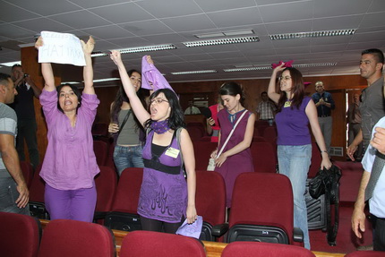 KKTC Meclisinde Feminist Eylem Kaos GL - LGBTİ+ Haber Portalı