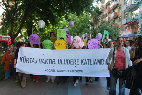 Kocaeli&rsquo;de Kürtaj Hakkı İçin Yürüyen Kadınlara Polis Barikatı Kaos GL - LGBTİ+ Haber Portalı