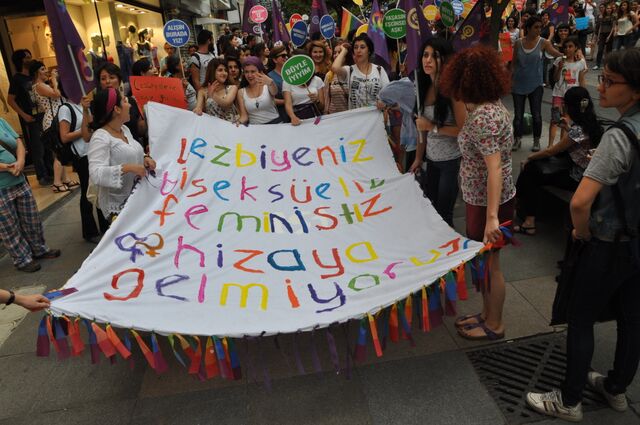 Lezbiyen Biseksüel Feministlere Facebook sansürü Kaos GL - LGBTİ+ Haber Portalı