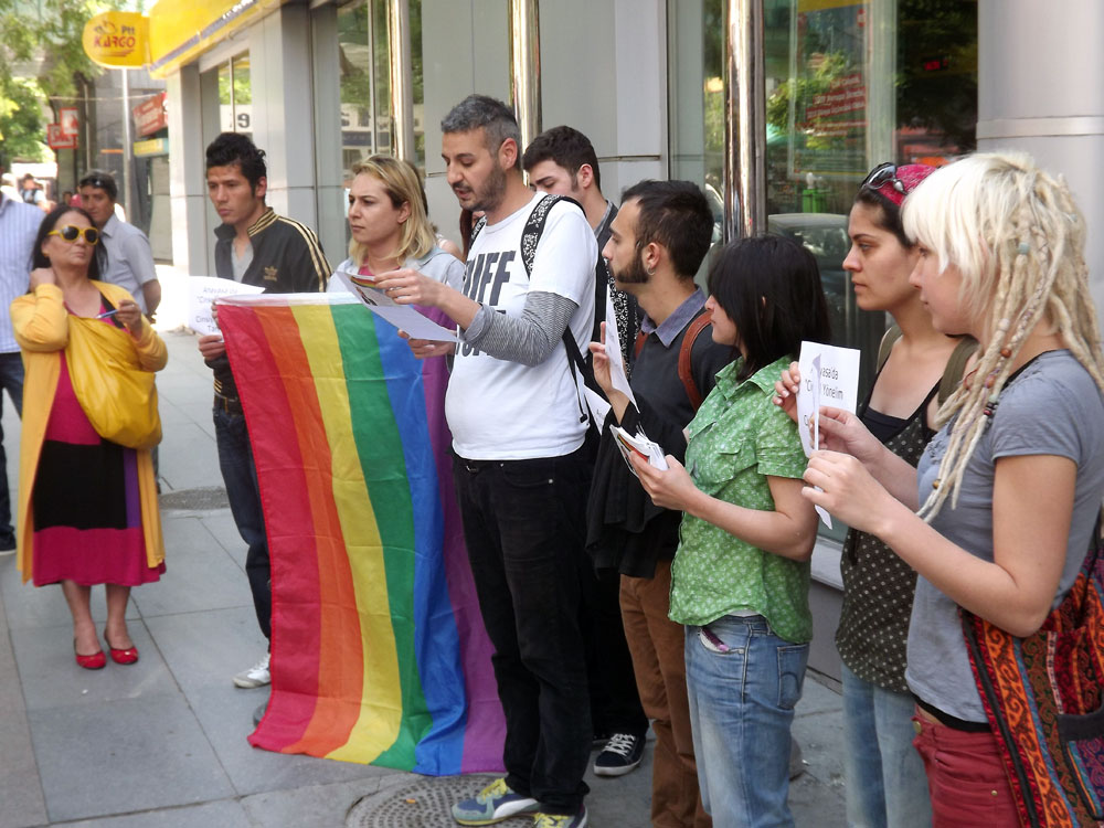&lsquo;Eşitlik&rsquo; İçin Meclis&rsquo;e Kart Atma Eylemi Ankara&rsquo;da Başladı Kaos GL - LGBTİ+ Haber Portalı