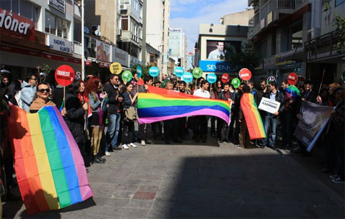 Nefret Suçları ile Mücadele Yürüyüşü İzmir&rsquo;de Yapıldı Kaos GL - LGBTİ+ Haber Portalı