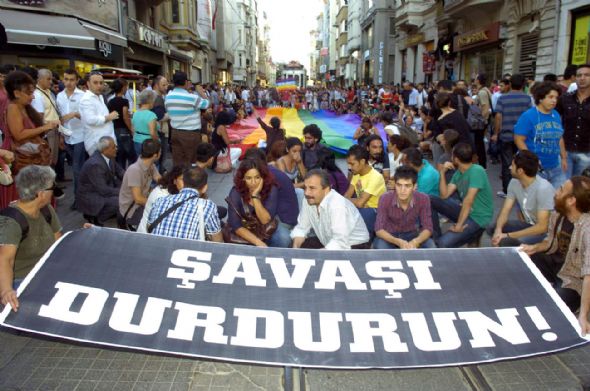 LGBT&rsquo;ler Barış İçin Taksim&rsquo;de Yürüdü Kaos GL - LGBTİ+ Haber Portalı
