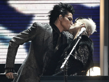 Adam Lambert'ten ateşli öpücük! Kaos GL - LGBTİ+ Haber Portalı