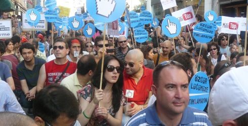 İnternete Özgürlük İçin Sokağın Sesini Yükselttiler! Kaos GL - LGBTİ+ Haber Portalı